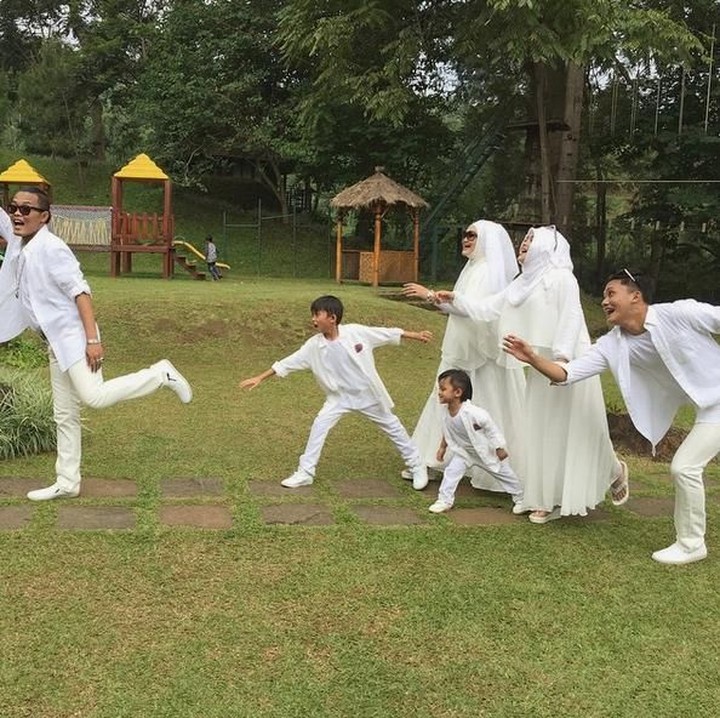 <p>Kebersamaan 4 anak Sule dengan ayah dan bundanya. So sweet! (Foto: Instagram @rizkyfbian)<br /><br /></p>