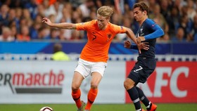 Barcelona Dianggap Tak Serius Rekrut Frenkie De Jong