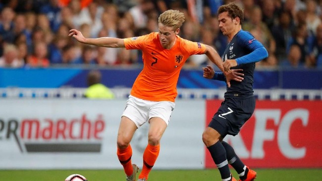 Barcelona gagal mendapatkan pemain muda Ajax Amsterdam Frenkie De Jong karena dianggap tidak serius dalam melakukan penawaran.