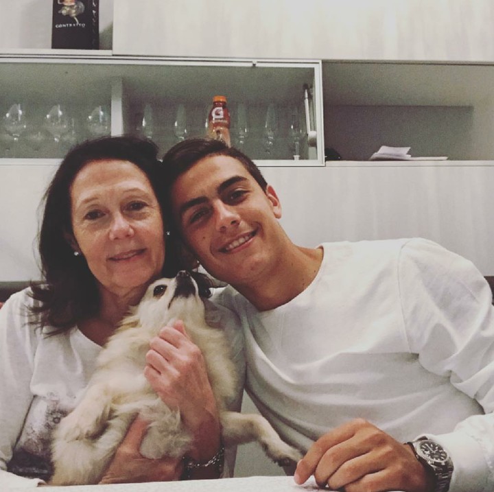 <p>Ibaratnya, sampai kapanpun kedekatan Paulo Dybala dengan ibunya tak pernah luntur. (Foto: Instagram/paulodybala)</p>