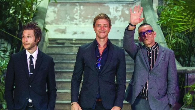 Bagi yang masih memperdebatkan kualitas Interpol dalam album barunya, silakan simak lagu mereka yang berjudul 'Stay In Touch'.