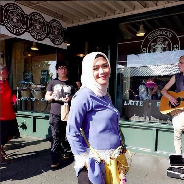 <p>Perut Sheza Idris sudah kelihatan membesar ya, Bun. (Foto: Instagram @shezaidris)<br /><br /></p>