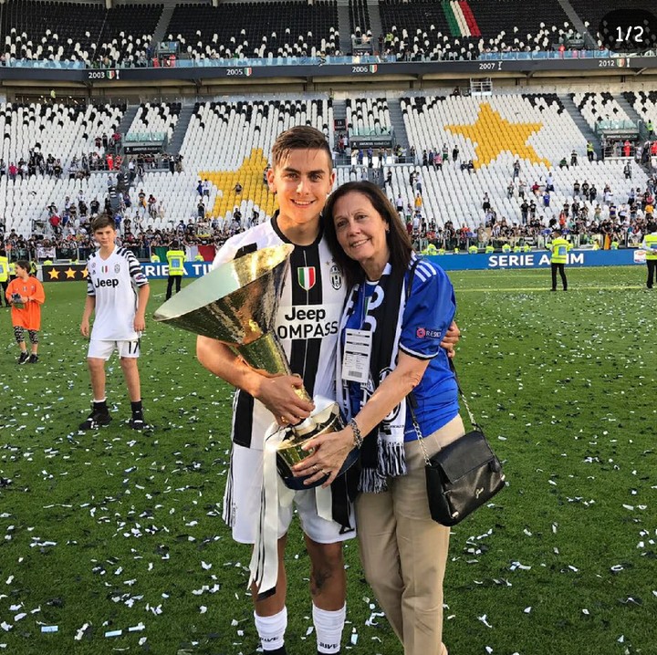 <p>Bahkan Dybala nggak segan merayakan kemenangannya di lapangan hijau bersama ibunda. (Foto: Instagram/paulodybala)</p>