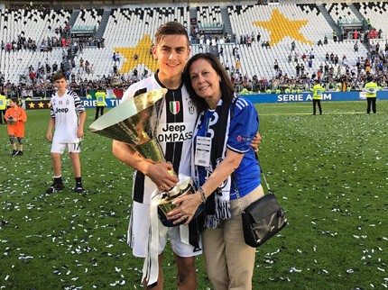 Kedekatan Pesepakbola Argentina Paulo Dybala dengan sang Bunda