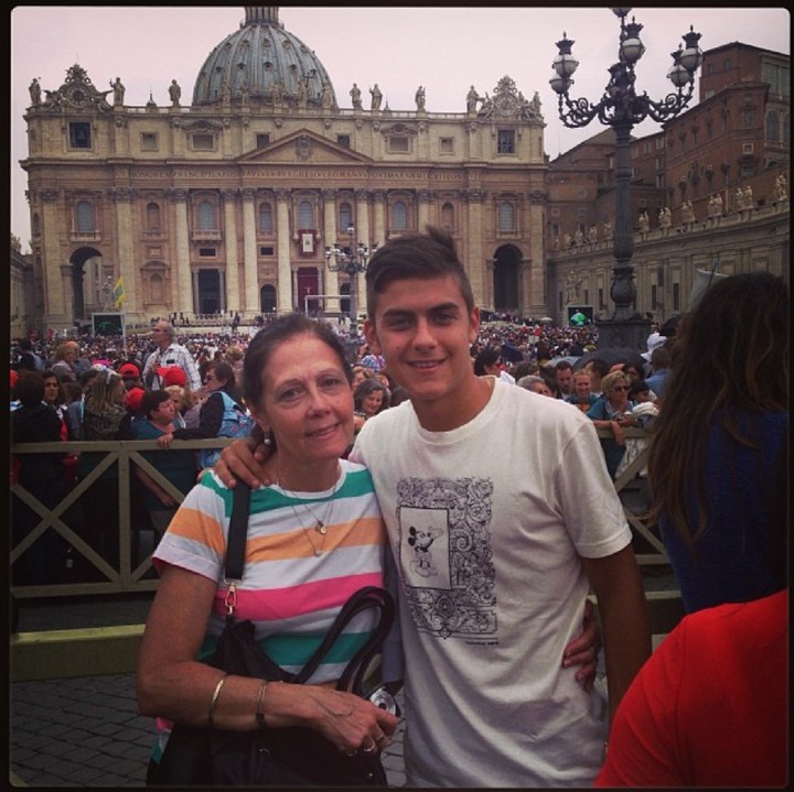 <p>Kasih sayang Dybala pada sang bunda dan sebaliknya terpancar banget ya. (Foto: Instagram/paulodybala)</p>