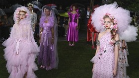 FOTO: Drama Romantis Rodarte di Guyuran Hujan New York