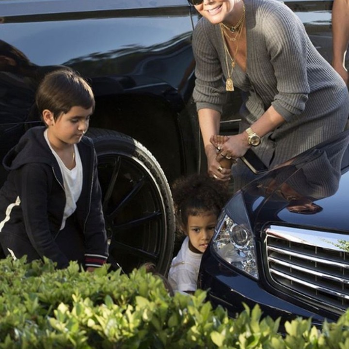 <p>Ini foto Kris saat menjaga North West dan Mason. Sepertinya North habis terjatuh. Cup-cup ya, jangan menangis. (Foto: Instagram @norisblackbook)</p>