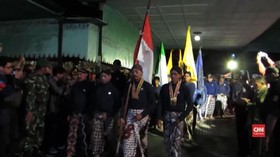 VIDEO: Membuka Tahun Baru dengan Lampah Budaya Mubeng Benteng