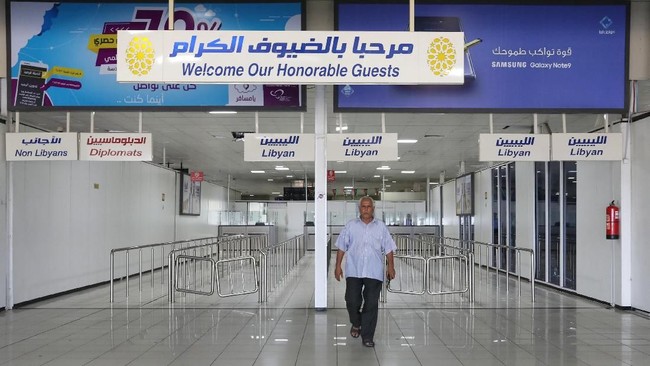 Serangan roket menghantam satu-satunya bandara yang beroperasi di Ibu Kota Libya, Tripoli, pada Rabu (12/9) dini hari, menyebabkan penerbangan dialihkan.