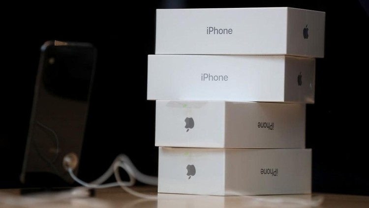 PALO ALTO, CA - NOVEMBER 03:  Boxes of the new iPhone X sit on a table at an Apple Store on November 3, 2017 in Palo Alto, California. The highly anticipated iPhone X went on sale around the world today.  (Photo by Justin Sullivan/Getty Images)