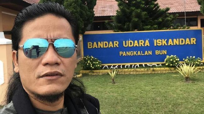 Deddy Corbuzier jadi mualaf di bawah bimbingan Gus Miftah, ulama yang dikenal nyentrik dengan rambut gondrongnya.