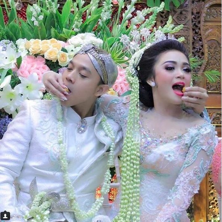 <p>Sheza dan suaminya menikah pada 12 Agustus 2017. Ini foto pernikahan mereka. So sweet ya, Bun! (Foto: Instagram @shezaidris)<br /><br /></p>