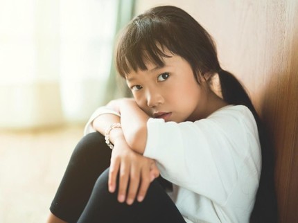 Umur Berapa Anak Bisa Ditinggal Sendiri di Rumah? Ini Tipsnya