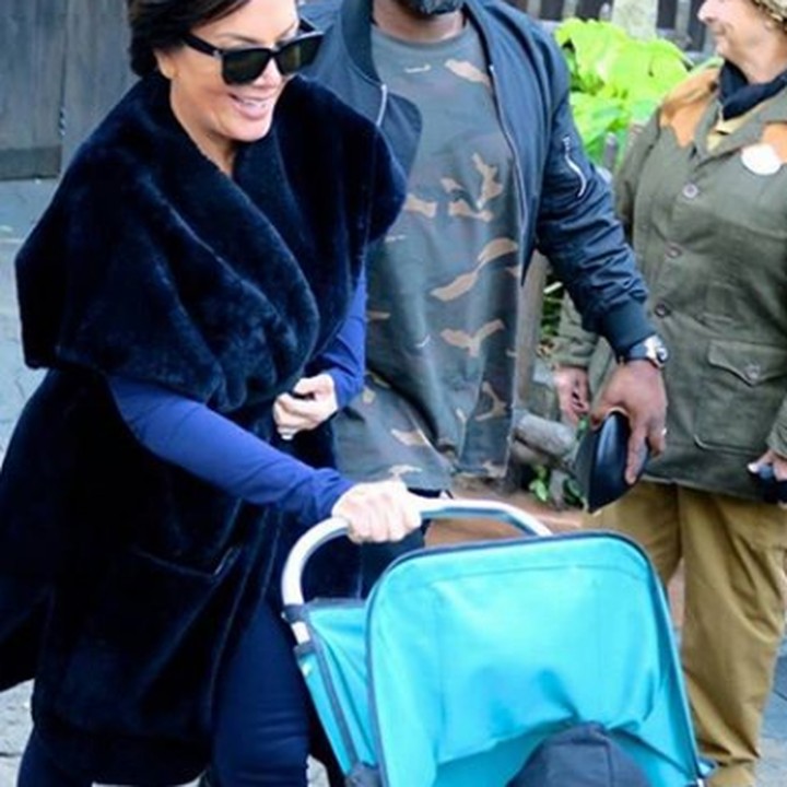 <p>Kris Jenner juga nggak kerepotan jika disuruh menjaga cucunya sebentar. Sehat terus ya, Kris! (Foto: Instagram @norisblackbook)</p>