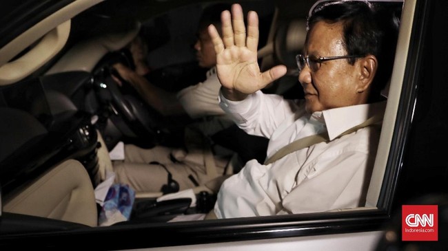Prabowo yang mengenakan kemeja putih plus kopiah hitam dan Sandiaga yang mengenakan kemeja biru muda langsung disambut SBY dan AHY, Rabu (12/9) malam.