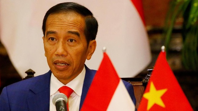 PKS menilai masyarakat yang menonton film di bioskop ingin lari dari ingar bingar politik sehingga tak seharusnya diganggung dengan iklan politik.
