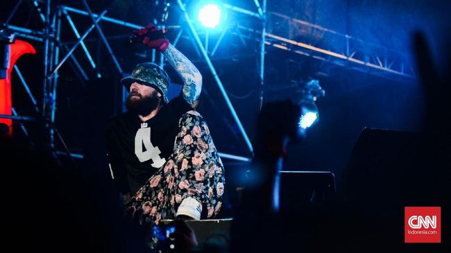 Di festival musik Lollapalooza, Limp Bizkit membawakan lagu-lagu kenamaan mereka seperti Rollin', Take a Look Around, My Way, dan Break Stuff.
