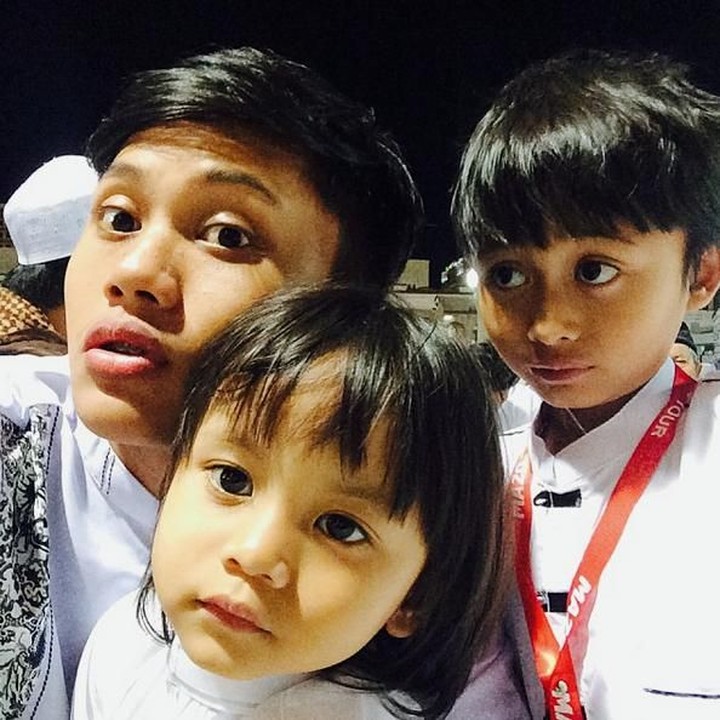 <p>Rizky yang berprofesi sebagai penyanyi saat lagi momong adiknya di Masjid Nabawi. (Foto: Instagram @rizkyfbian)<br /><br /></p>