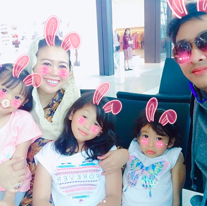 <p>Tiga cucu perempuan Gus Dur makin imut deh kalau foto memakai aplikasi kayak gini. Setuju, Bun? (Foto: Instagram/ @yennywahid)  </p>