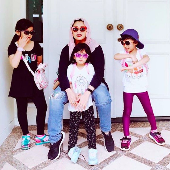 <p>Saat Bunda Yenny bersama Malika, Amira, dan Raisa jadi rapper. Keren kan, Bun? (Foto: Instagram/ @yennywahid)</p>