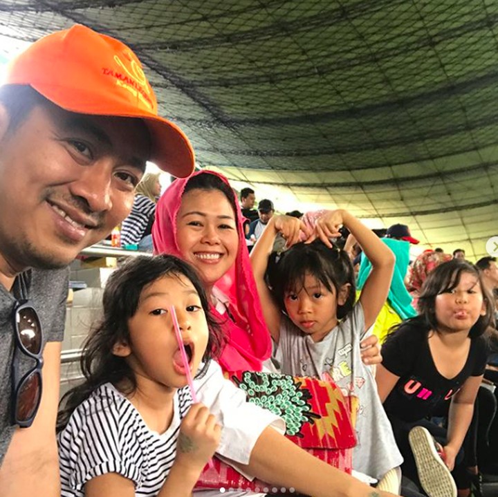 <p>Jalan-jalan ke Ancol bisa jadi quality time keluarga Yenny Wahid lho. (Foto: Instagram/ @yennywahid)</p>