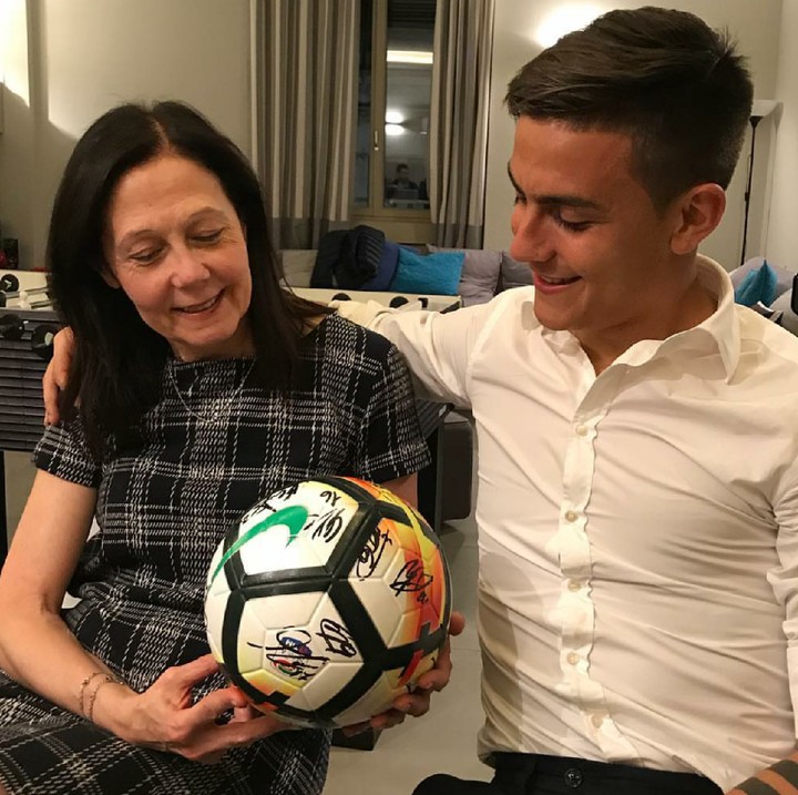 <p>Kompak selalu ya Paulo Dybala dengan ibunda. (Foto: Instagram/paulodybala)</p>