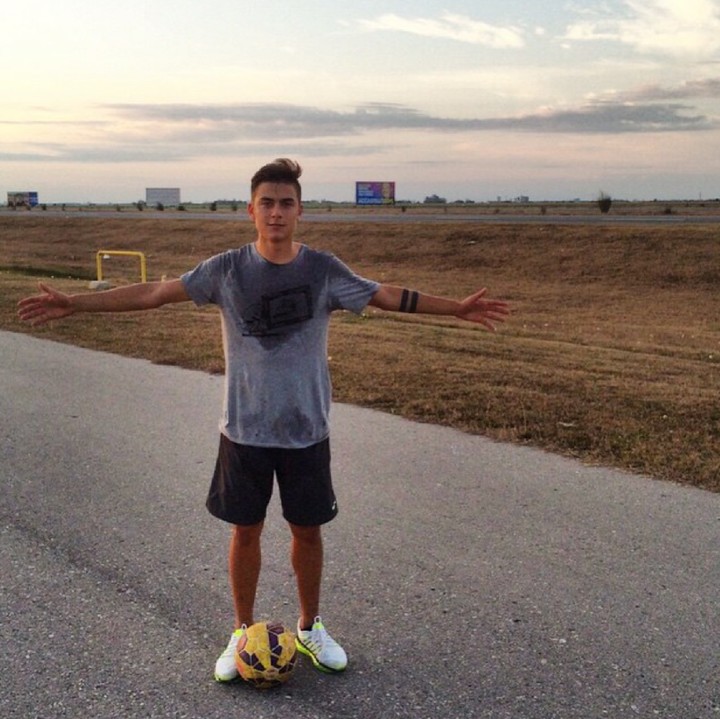 <p>Paulo Dybala adalah salah satu pemain depan timnas Argentina. Dia turut andil dalam uji coba timnas Argentina vs Kolombia di MetLife Stadium beberapa waktu lalu. Dybala sosok yang dekat dengan sang bunda lho. (Foto: Instagram/paulodybala)</p>