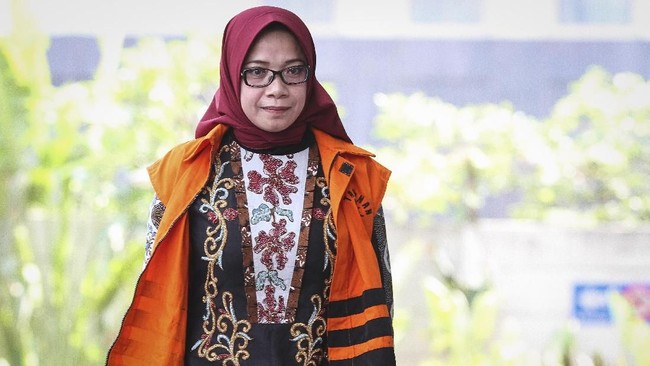Tersangka kasus suap Eni Maulani Saragih meminta Partai Golkar untuk mengembalikan lagi uang dari kesepakatan kontrak kerja sama pembangunan PLTU Riau-1.