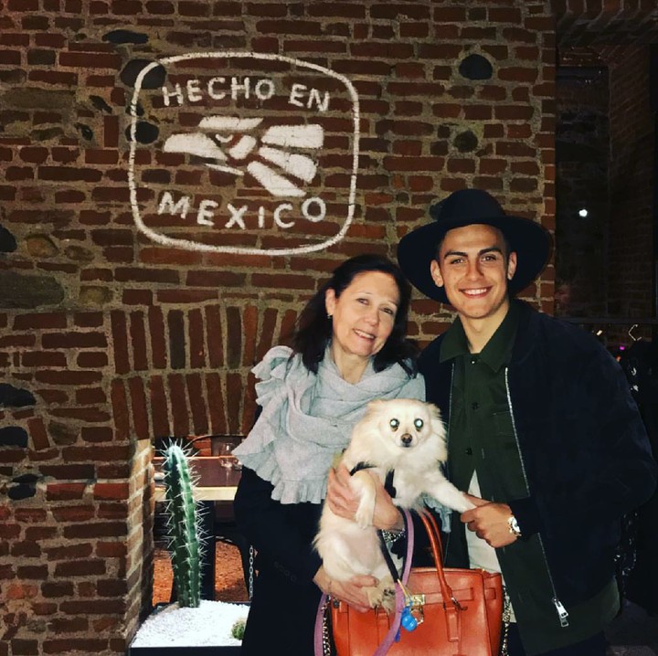 <p>Ke manapun asalkan bareng bunda, hati ini dijamin happy. (Foto: Instagram/paulodybala)</p>