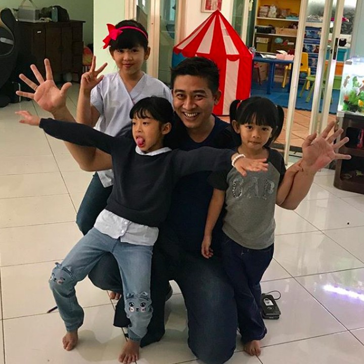 <p>Lihat deh gayanya Amira, ada-ada aja ya. (Foto: Instagram/ @yennywahid)</p>