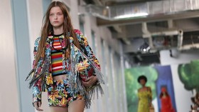 FOTO: 'Matahari Tropis' di Ujung Jari Michael Kors