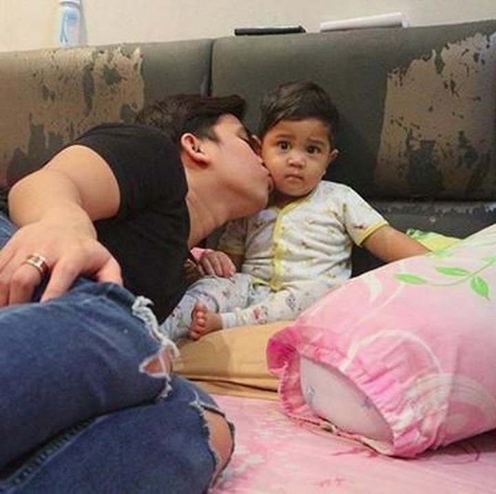 <p>Gimana rasanya dicium Bang Billy, Nak? (Foto: Instagram @bilsky16)<br /><br /></p>