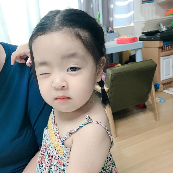 <p>Lani juga ekspresif banget deh, lihat aja tuh kedipannya. Hi-hi-hi. (Foto: Instagram/dancingmulgogi)</p>