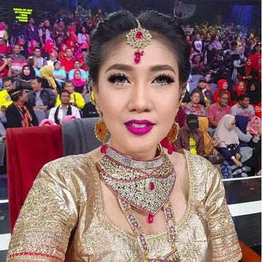 Lirik Lagu Perlakukan Aku dengan Indah - Erie Suzan