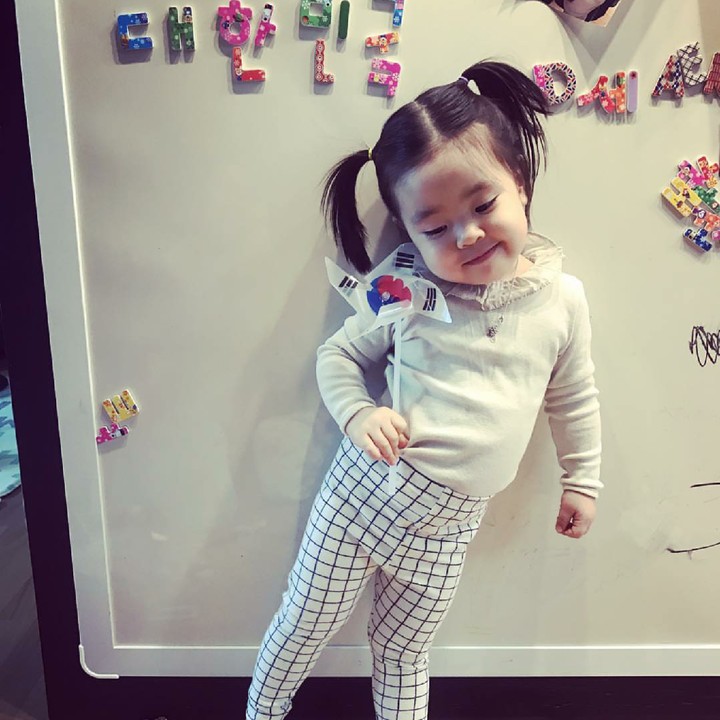 <p>1, 2, 3 cekrek! Kecil-kecil Lani udah jago pose. (Foto: Instagram/dancingmulgogi)</p>