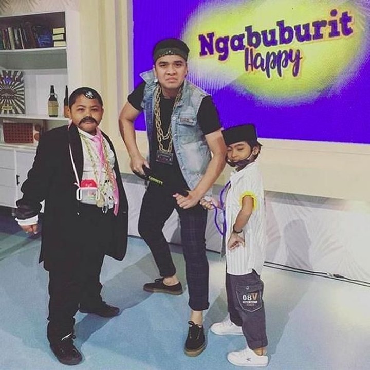 <p>Gimana, Bun? Pose Billy bareng dua bocah ini sama-sama kece kan? (Foto: Instagram @bilsky16)</p>