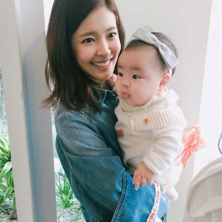 <p>Lani saat bayi ketika bersama sang bunda. Nggemesin banget ya. (Foto: Instagram/dancingmulgogi)</p>