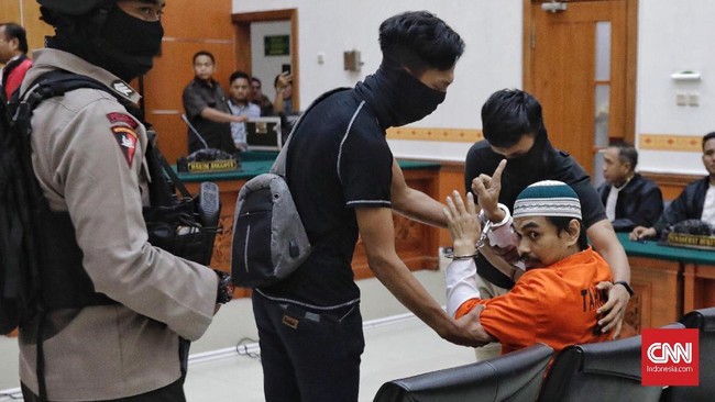 Wawan Kurniawan alias Abu Afif terbukti membeli 7 senjata tajam yang akan digunakan menyerang markas brimob Polsek dan pos polisi di Pekanbaru.