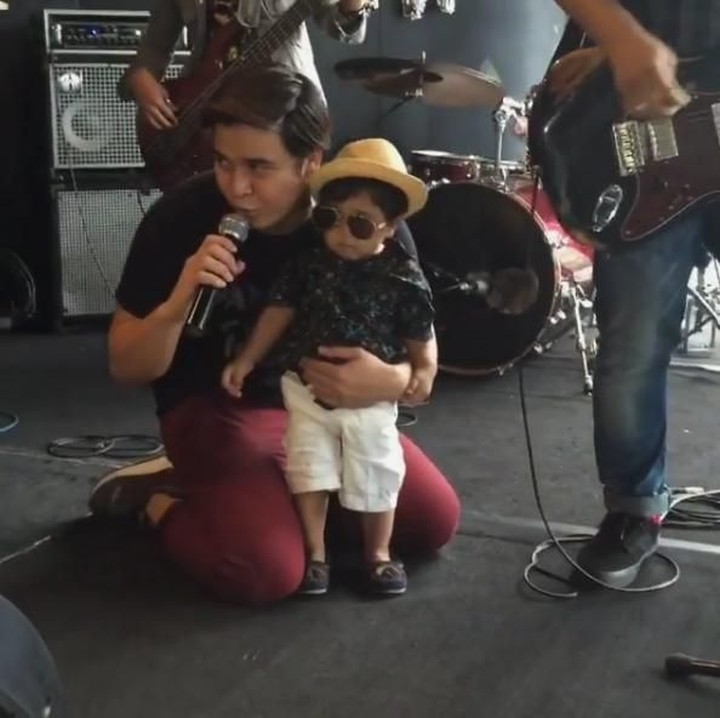 <p>Billy Syahputra mengajak seorang anak bernyanyi di atas panggung. Nyanyi lagu apa sih Bang Billy? (Foto: Instagram @bilsky16)<br /><br /></p>