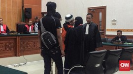Istri Peluk Dalang Rusuh Mako Brimob sebelum Sidang Vonis