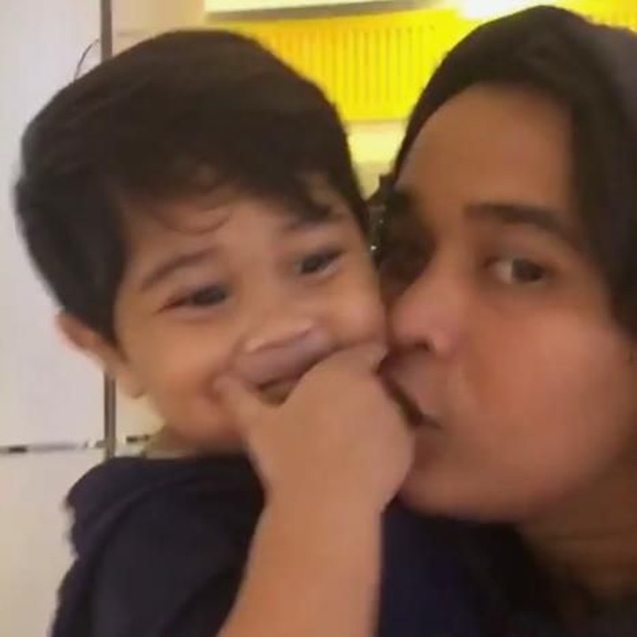 <p>Muach! Kecupan sayang Billy untuk seorang anak. (Foto: Instagram @bilsky16)<br /><br /></p>