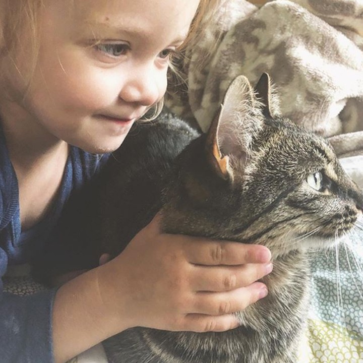 <p>Saking sayangnya, si kucing nggak boleh pergi sama si kecil. Asal jangan dicekik ya, Nak. (Foto: Instagram @lydia.grushevaia)</p>