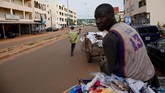 FOTO: Melawan Sampah Bersama Keledai di Mali Ledakan populasi penduduk membuat Bamako, Mali, penuh dengan tumpukan sampah. Sejumlah warga mengangkut sampah dengan bantuan keledai.