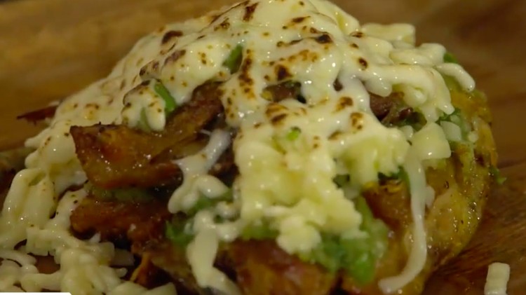 Ayam geprek cabe ijo mozarella kini lagi hits. Bunda masak sendiri yuk makanan ini!