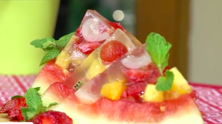 Anak bunda tidak doyan buah? Coba bikin Jelly Semangka yuk, Bun! Apalagi dimakannya sore-sore.