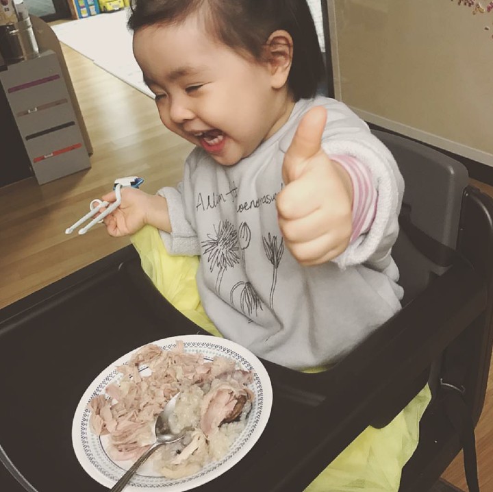<p>Happy-nya Lani saat waktu makan sudah tiba. Yeay! (Foto: Instagram/dancingmulgogi)</p>