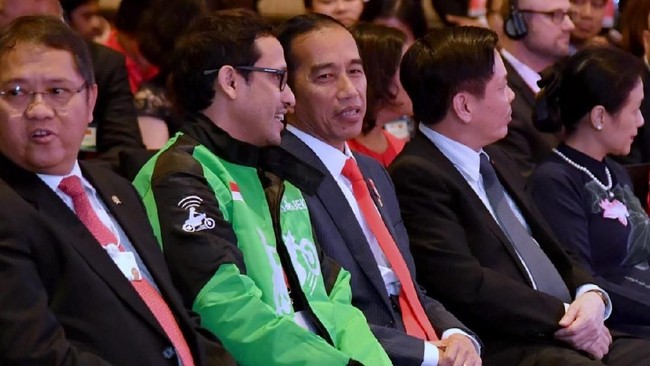 Presiden Jokowi meminta Mendikbud Nadiem Makarim memanfaatkan teknologi untuk mempercepat peningkatan kualitas pendidikan agar merata dan efisien.