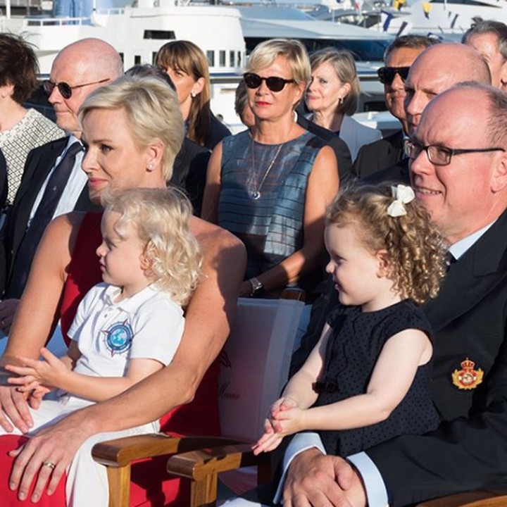 <p>Saat menemani ayah dan bundanya di sebuah acara resmi. (Foto: Instagram @hshprincesscharlene)</p>