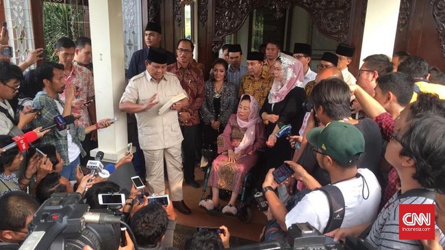 Yenny Wahid memuji Prabowo sebagai pemimpin yang punya visi luas. Ia juga menyatakan keluarga Gus Dur punya kedekatan dengan keluarga Djojohadikusumo.