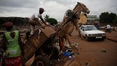FOTO: Melawan Sampah Bersama Keledai di Mali Ledakan populasi penduduk membuat Bamako, Mali, penuh dengan tumpukan sampah. Sejumlah warga mengangkut sampah dengan bantuan keledai.